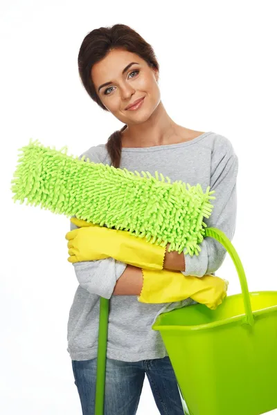 Krásná veselá bruneta žena v rukavice s mop a vědro — Stock fotografie