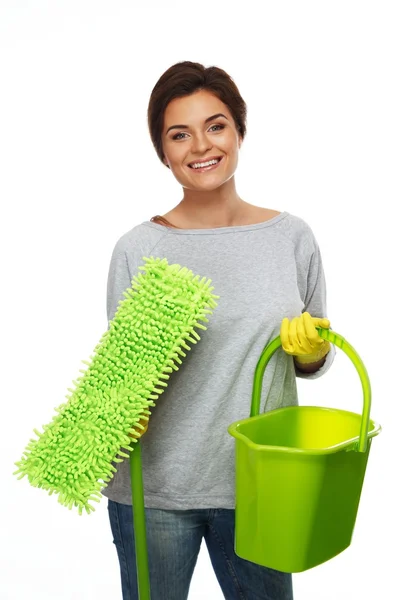 Mooie vrolijke brunette vrouw in handschoenen met mop en emmer — Stockfoto