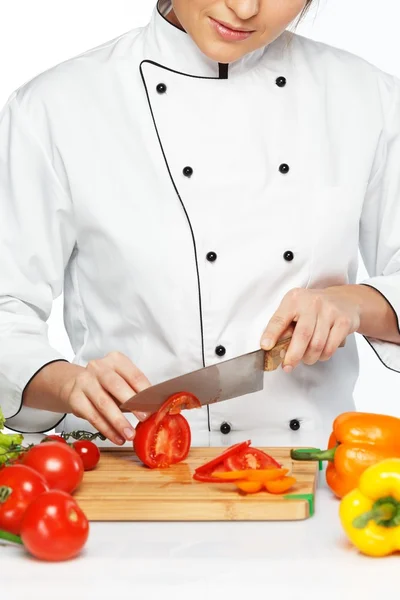 Mooie jonge vrouw koken snijden verse tomaten — Stockfoto