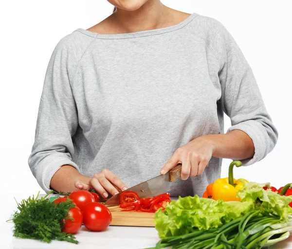 Jonge vrouw die verse groenten kookt — Stockfoto