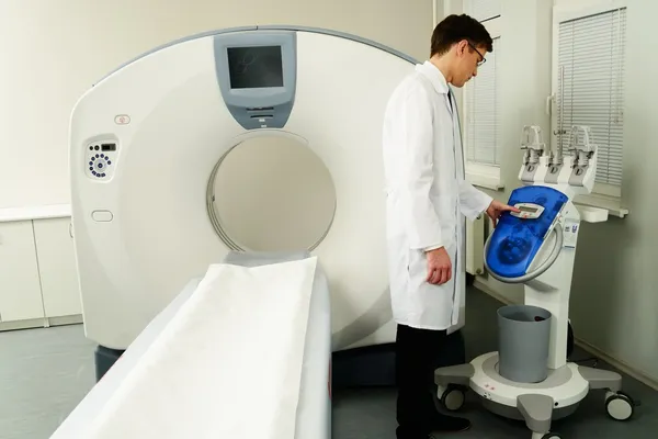 Giovane medico in piedi vicino tomografia computerizzata scanner in un ospedale — Foto Stock