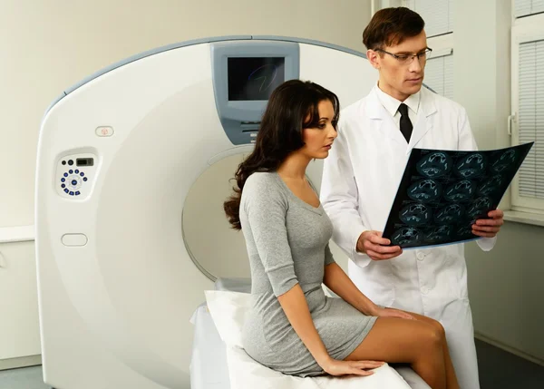 Doctor and woman patient at computed tomography — Stock Photo, Image