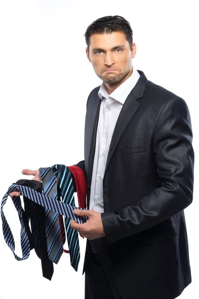Hombre guapo desconcertado en traje negro y elección de corbatas —  Fotos de Stock