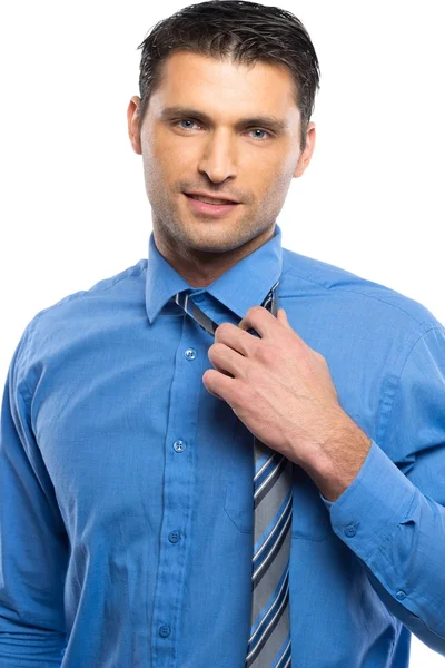 Όμορφος νεαρός άνδρας στο μπλε πουκάμισο και γραβάτα που απομονώνονται σε λευκό φόντο — Φωτογραφία Αρχείου
