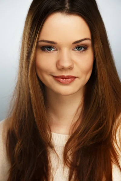 Jovem menina sorridente com cabelo longo — Fotografia de Stock