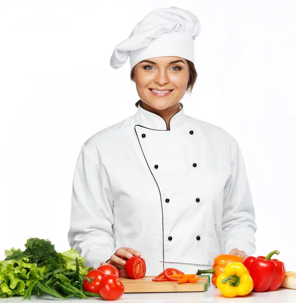 Piękna młoda kobieta kucharz cięcia świeżych pomidorów — Zdjęcie stockowe