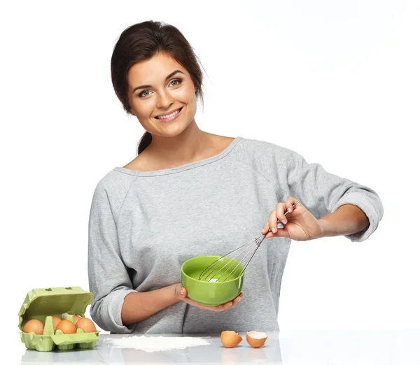 Jonge vrouw eieren voor een deeg te zwaaien — Stockfoto