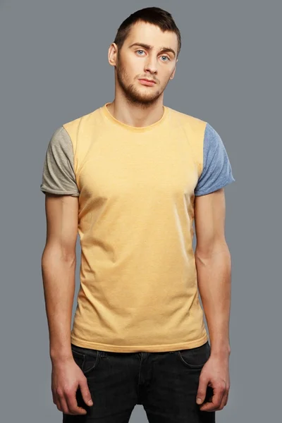 Stilig ung man i en t-shirt — Stockfoto