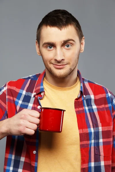 Elegante joven con una taza de metal — Foto de Stock