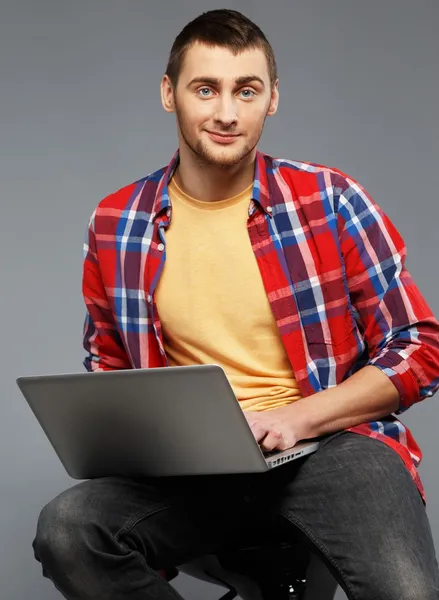 Jeune homme élégant avec un ordinateur portable — Photo