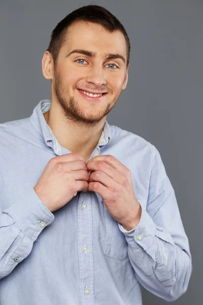 Stilig ung man i en blå skjorta — Stockfoto