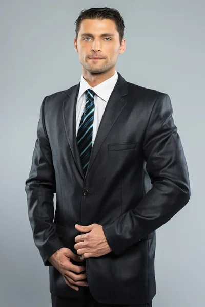 Siyah takım elbise ve kravat iyi giyimli yakışıklı adam — Stok fotoğraf