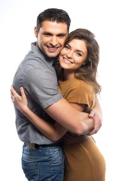 Casal feliz na camisa e vestido abraçando isolado no branco — Fotografia de Stock