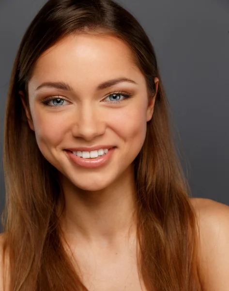 Jovem menina morena positiva com belo sorriso — Fotografia de Stock