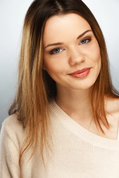 Joven chica sonriente con el pelo largo —  Fotos de Stock