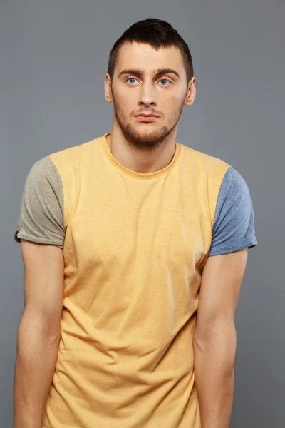 Joven guapo con una camiseta —  Fotos de Stock