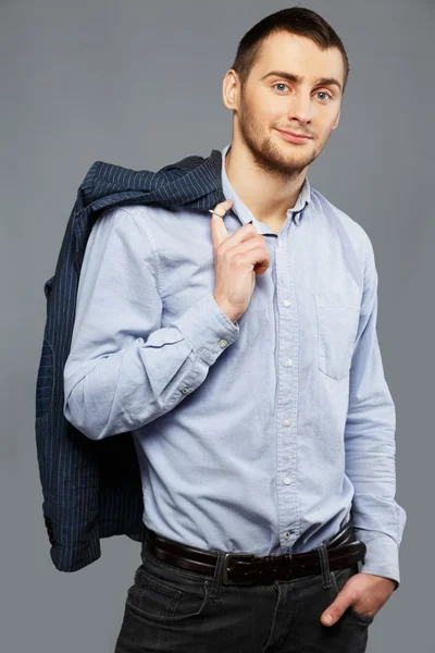 Knappe jonge man in een blauw shirt — Stockfoto