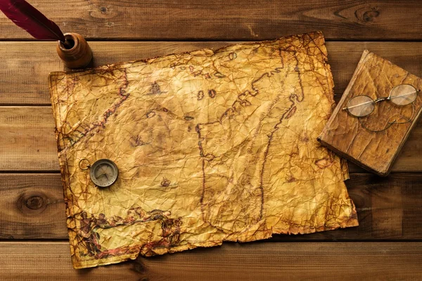 Vintage mapa, brújula y libro sobre fondo de madera —  Fotos de Stock