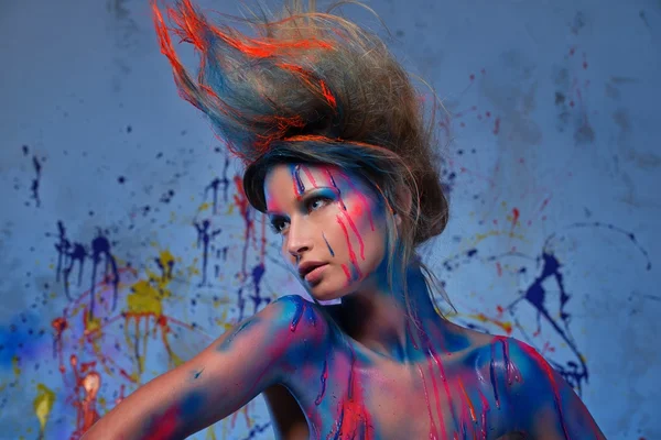Ung kvinna musa med kreativ kropp konst och frisyr — Stockfoto