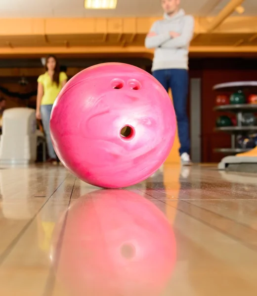 Balle sur une piste de bowling — Photo