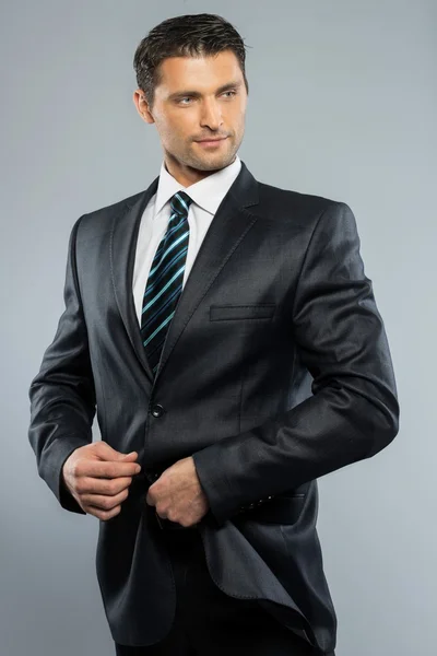 Hombre guapo bien vestido en traje negro y corbata — Foto de Stock