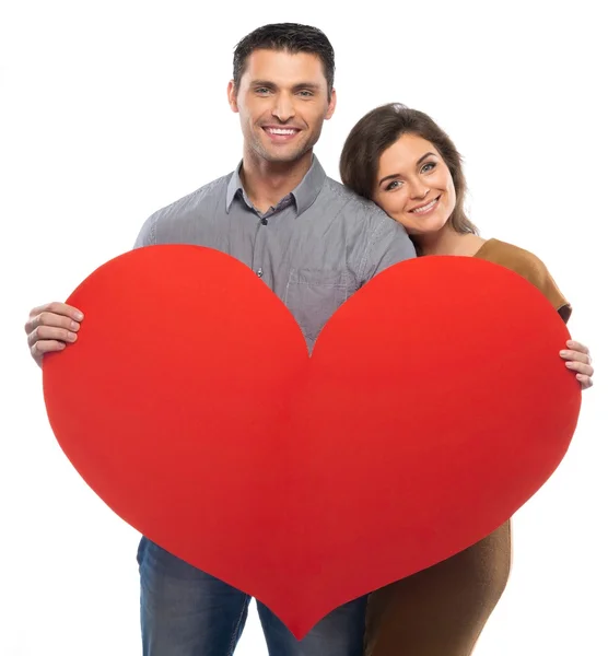 Lyckliga par i skjorta och klä håller handgjort papper hjärta — Stockfoto