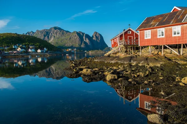 Traditionele houten huizen tegen in reine dorp, Noorwegen — Stockfoto