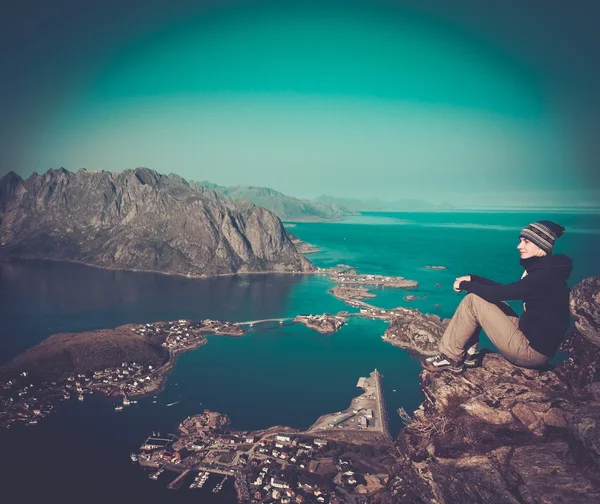 Mujer excursionista mirando el panorama del pueblo de Reine, Noruega —  Fotos de Stock