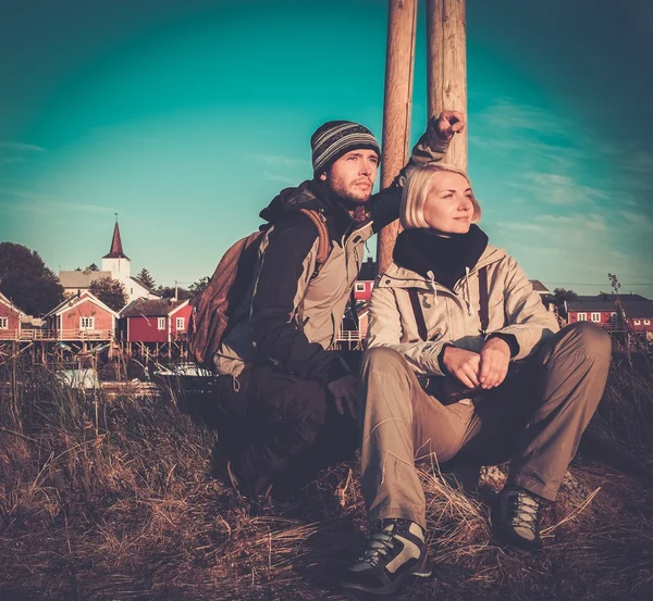 Couple de jeunes voyageurs dans le village Reine, Norvège — Photo