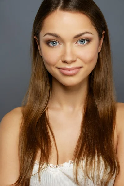 Schöne Mädchen mit langen Haaren isoliert auf grau — Stockfoto