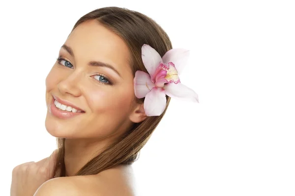 Jovem bela mulher morena com flor de orquídea — Fotografia de Stock