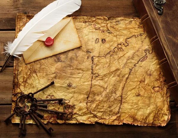 Escrita acessórios monte de chaves antigas e livro em um papel vintage sobre fundo de madeira — Fotografia de Stock