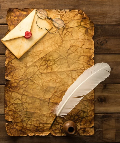 Escribir accesorios en un papel vintage sobre fondo de madera — Foto de Stock