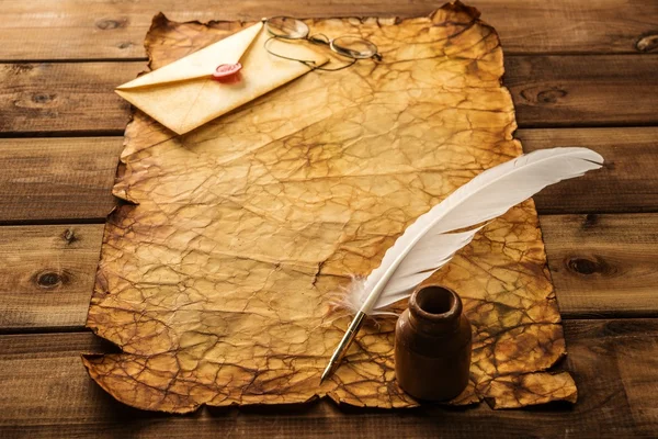 Escribir accesorios en un papel vintage sobre fondo de madera —  Fotos de Stock