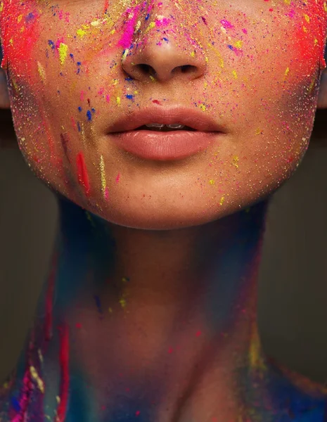 Cara de mujer con maquillaje creativo y arte corporal — Foto de Stock