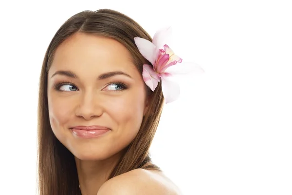 Joven hermosa mujer morena con flor de orquídea — Foto de Stock