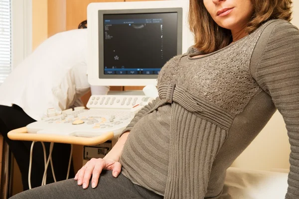 Jovem grávida no armário de exame de ultra-som no hospital — Fotografia de Stock