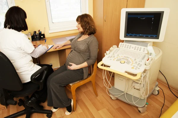 Junge Schwangere im Ultraschallschrank im Krankenhaus — Stockfoto