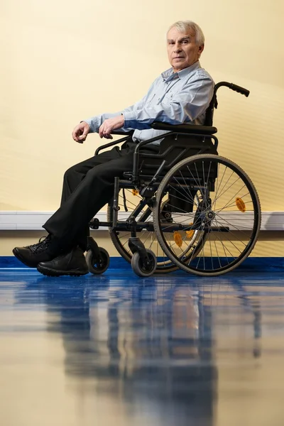 Hombre mayor reflexivo en silla de ruedas en el hogar de ancianos —  Fotos de Stock