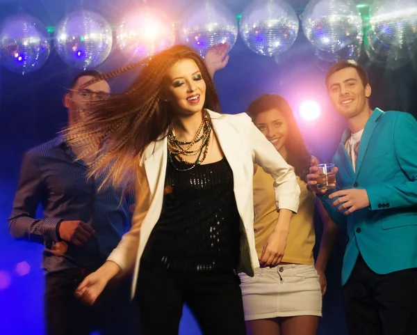 Grupo de jovens felizes dançando no clube noturno — Fotografia de Stock