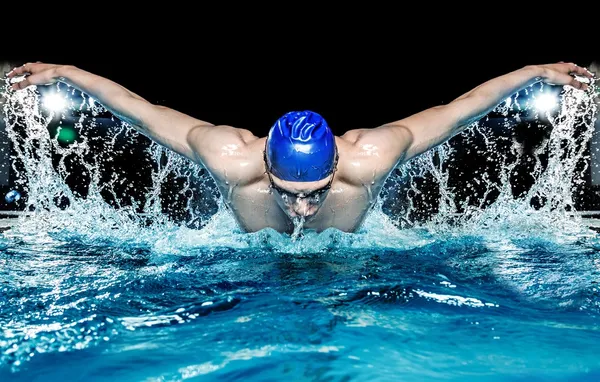 Gespierde jonge man in blauwe GLB in zwembad — Stockfoto