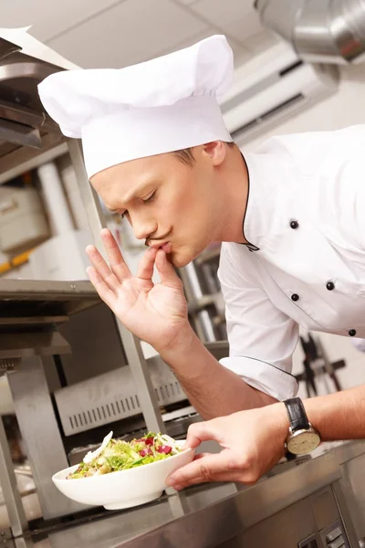Jeune chef cuisinier avec de la nourriture gastronomique sur la cuisine dans le restaurant — Photo