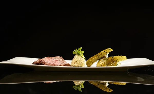 Slices of meat with marinated cucumbers — Stock Photo, Image