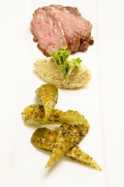 Skivor av köttet med marinerad gurka — Stockfoto