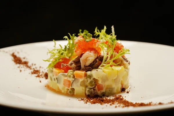 Salada russa com caviar vermelho — Fotografia de Stock