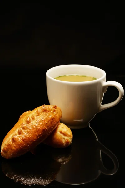 Bullion quente na xícara com tortas saborosas — Fotografia de Stock