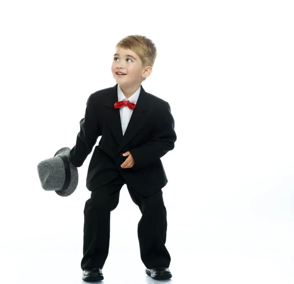 Niño con sombrero y traje negro aislado sobre fondo blanco —  Fotos de Stock