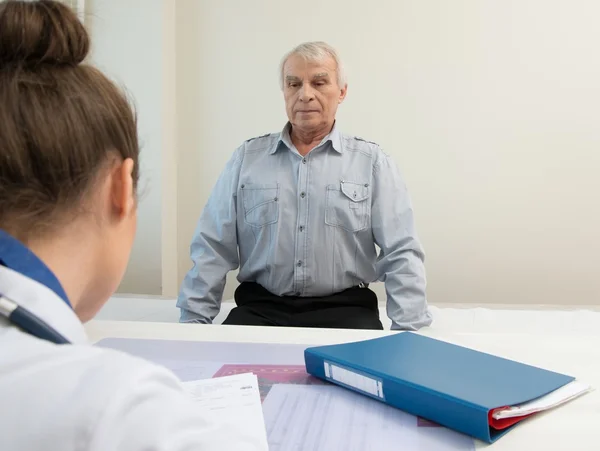 Senior man aan de artsen kantoor afspraak — Stockfoto