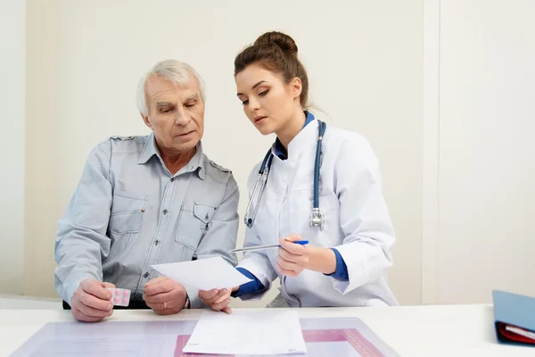 Seniorchef bei Arzttermin — Stockfoto