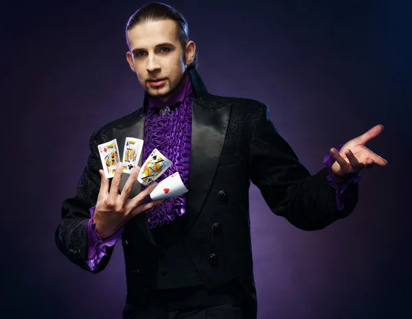 Joven mago morena en traje de escenario mostrando trucos de cartas —  Fotos de Stock